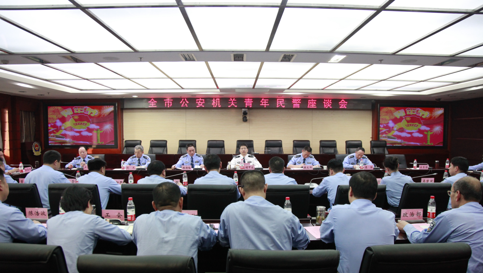 胡甲文寄语青年民警:要有志向 有责任