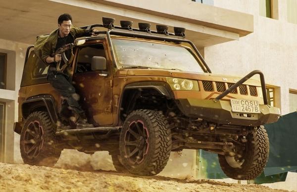 《战狼2》中吴京去医院开的车是bj40还是bj60?