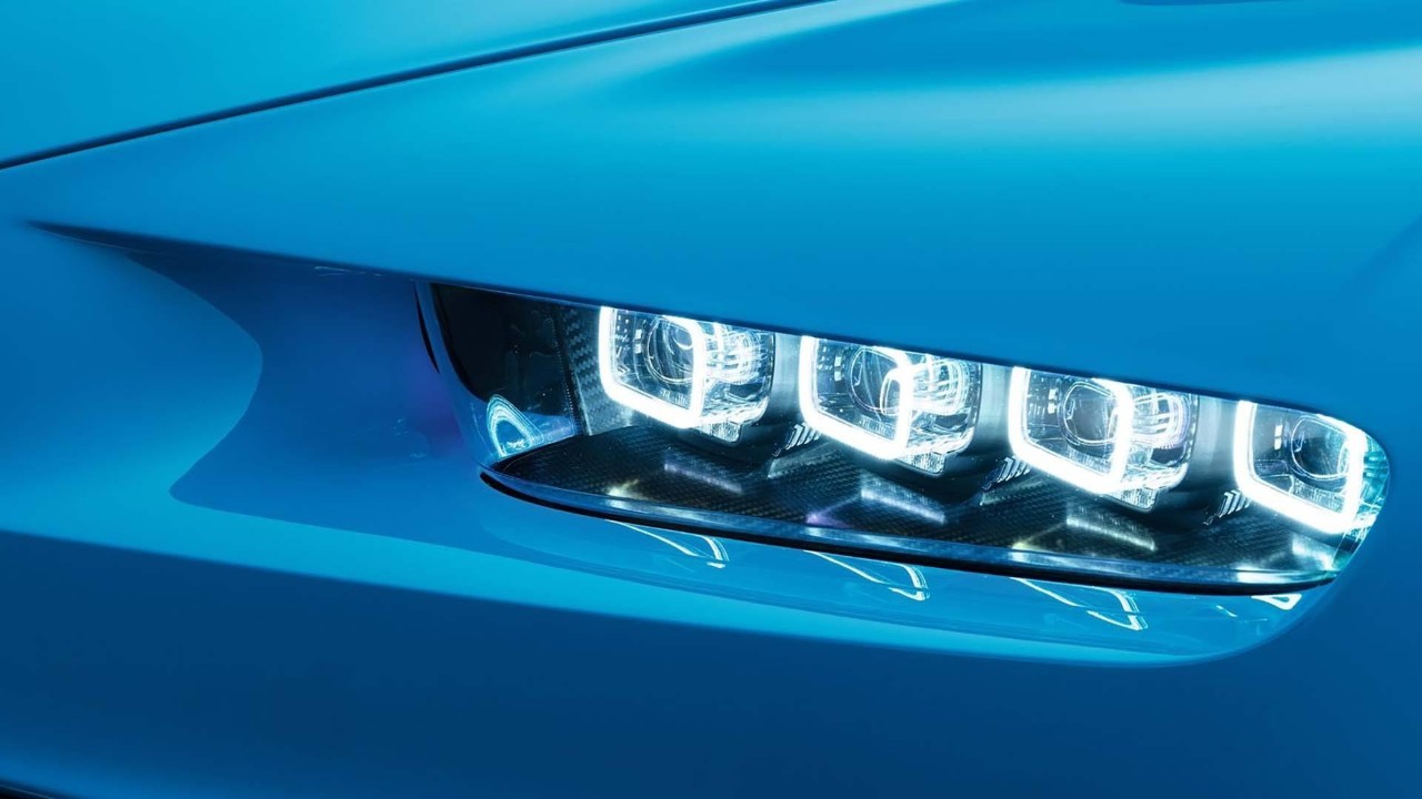 led大灯氙气灯全称高强度放电式气体灯,利用的电弧放电来发光.