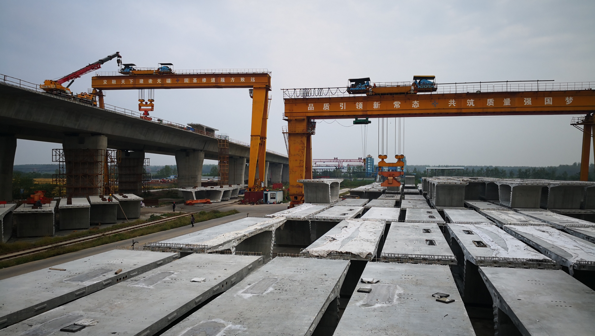 主桥长1650米,南岸滩桥长2650米,其中项目南岸滩桥采用分幅式单箱单室