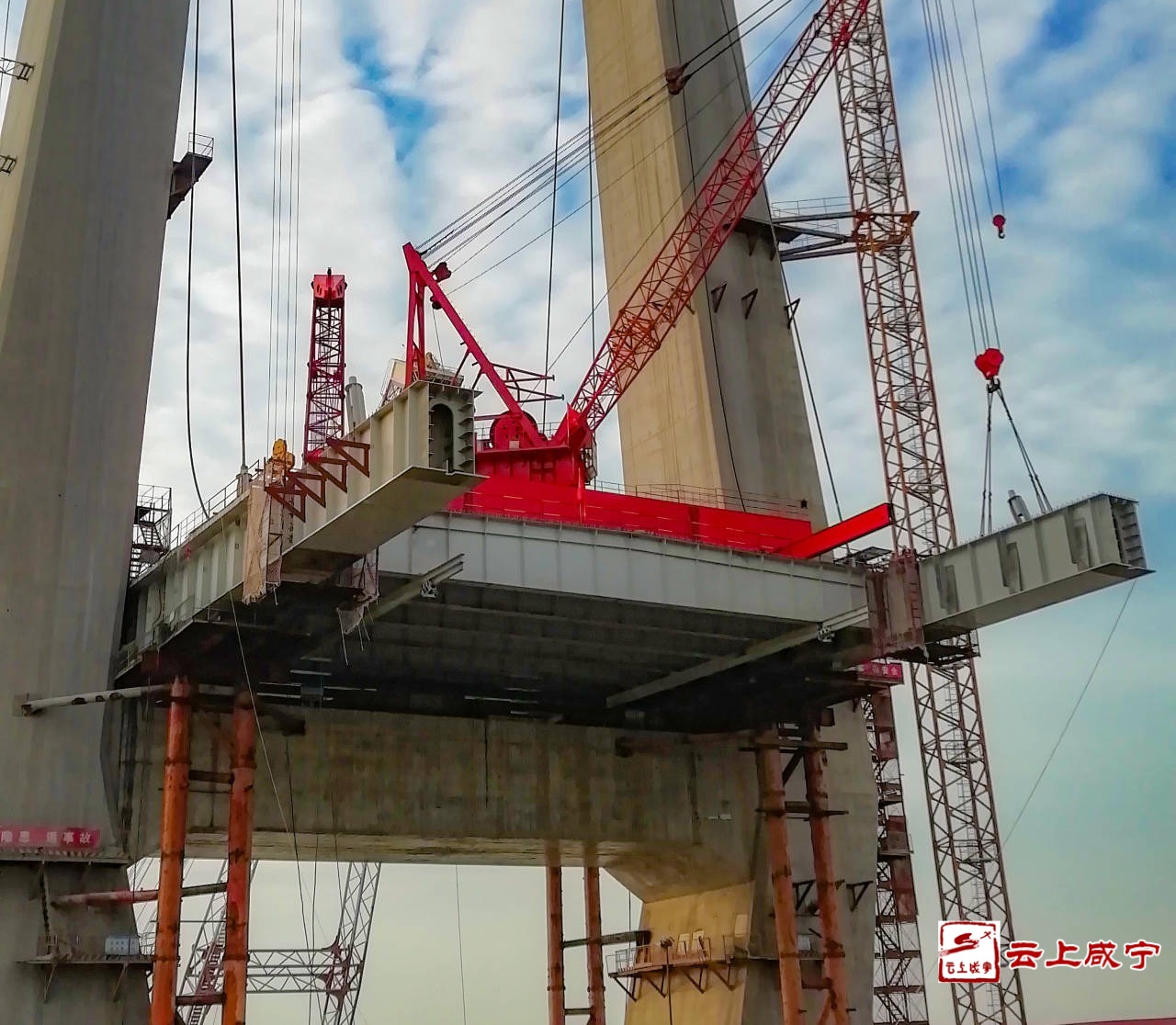 赤壁长江公路大桥4号主塔墩主梁悬臂首节结合梁架设成功