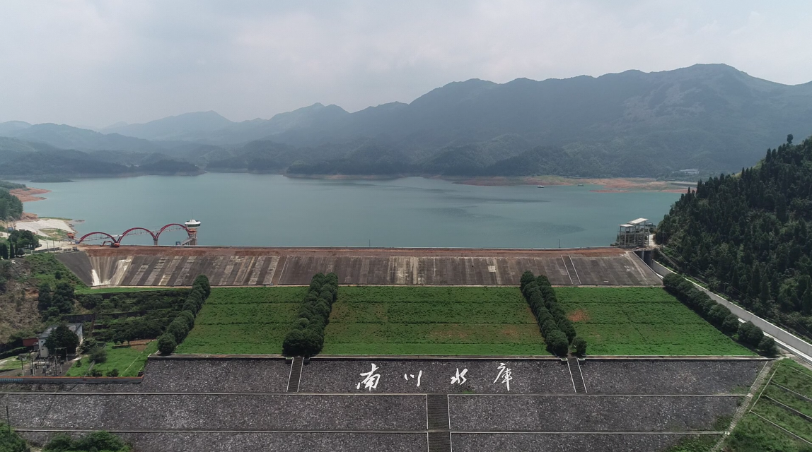 这意味着,南川水库和淦河水位都将迅速上涨,一边要确保水库安全,必须