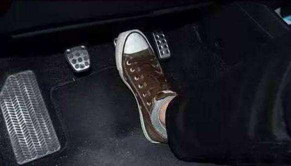 猛踩油门和轻踩油门哪个更伤车很多车主都不懂该如何使用