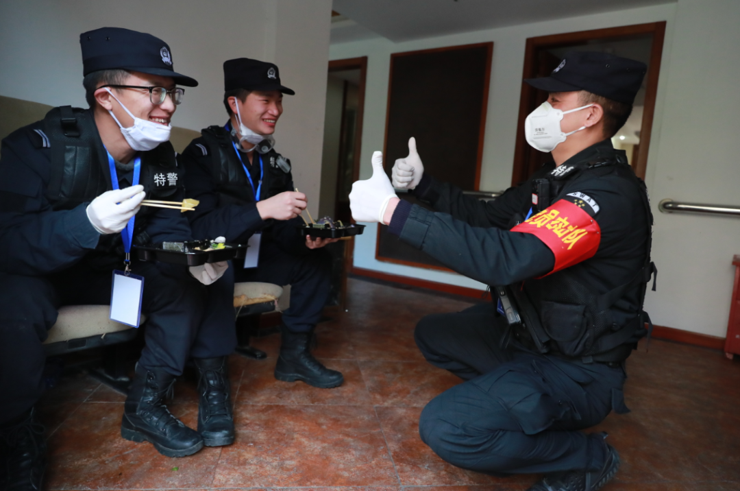 感染風險不敢進家門,網絡播放量破億,點贊量破千萬,被眾多官媒轉載,充