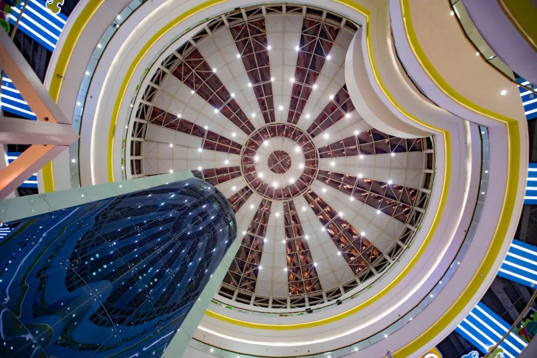 倾斜而下咸宁人民的市井生活另一半代表着万达一半代表着城市的繁华02