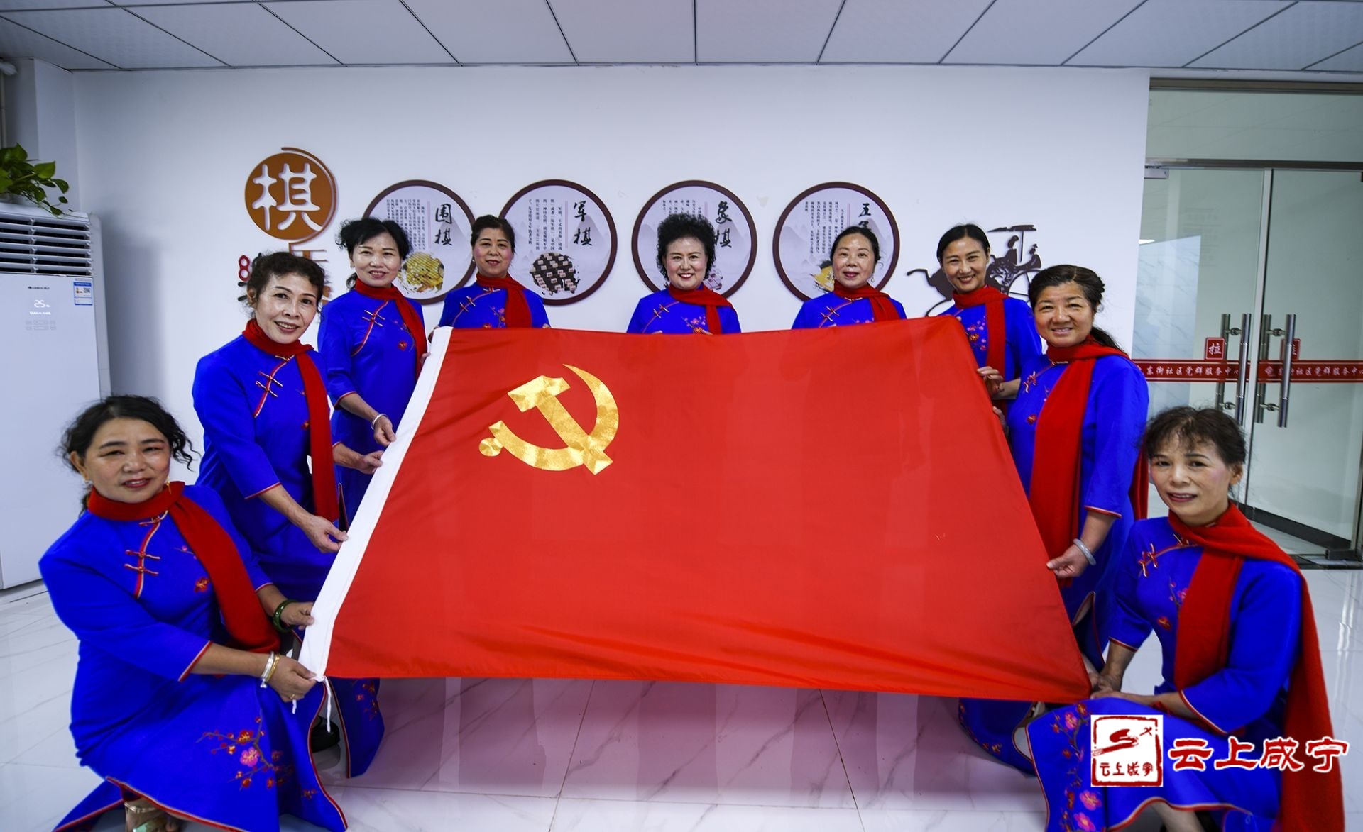 60余位嘉鱼老人共绣党旗一针一线致敬百年