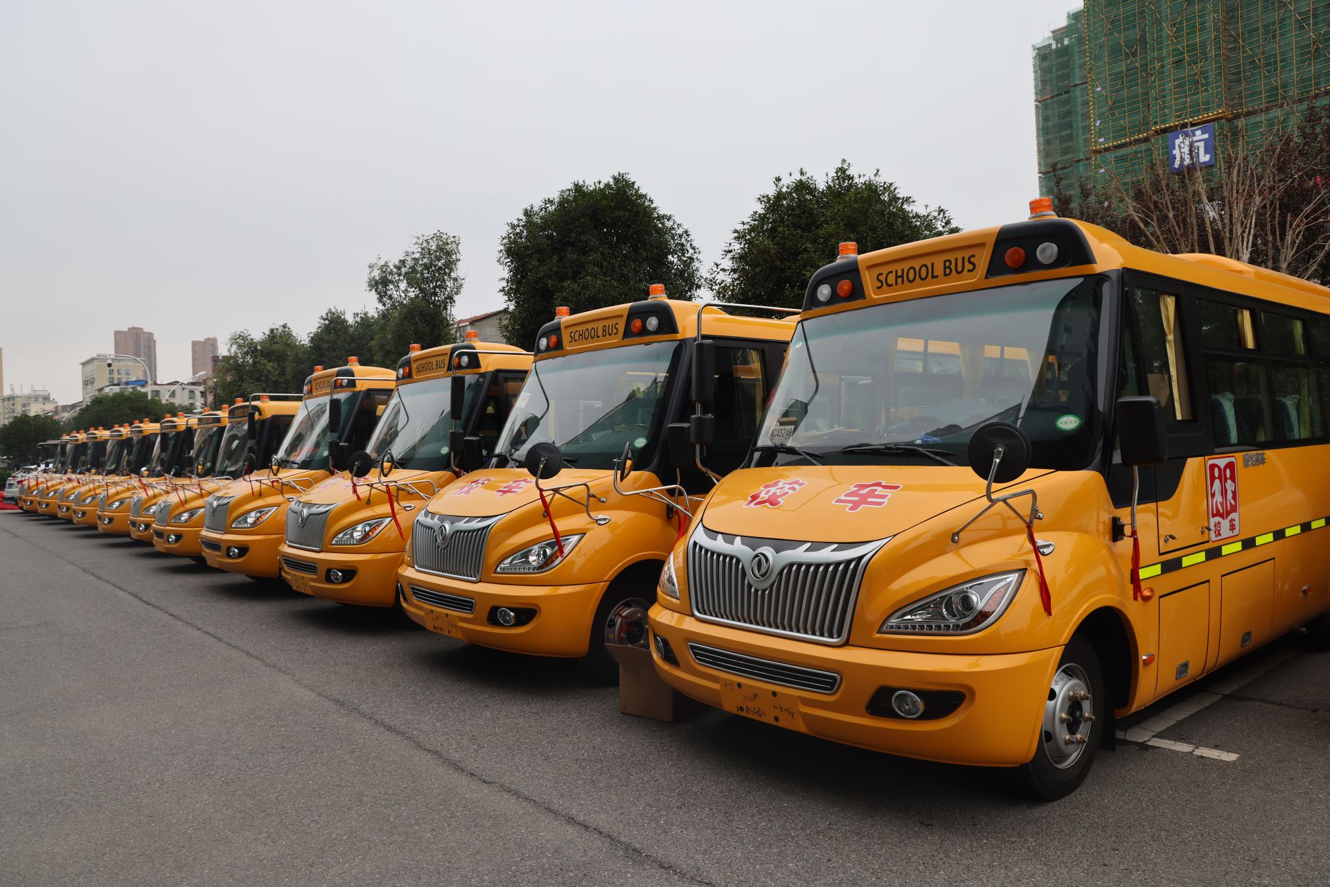 公司技术人员正在对咸安区新购置的校车进行智能校车监控设备的安装