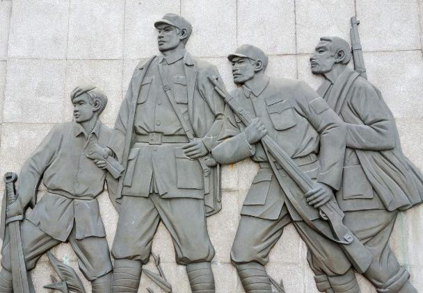 他对着囚门铁窗高唱《义勇军进行曲》,《国际歌》,邻近牢房的难友听了