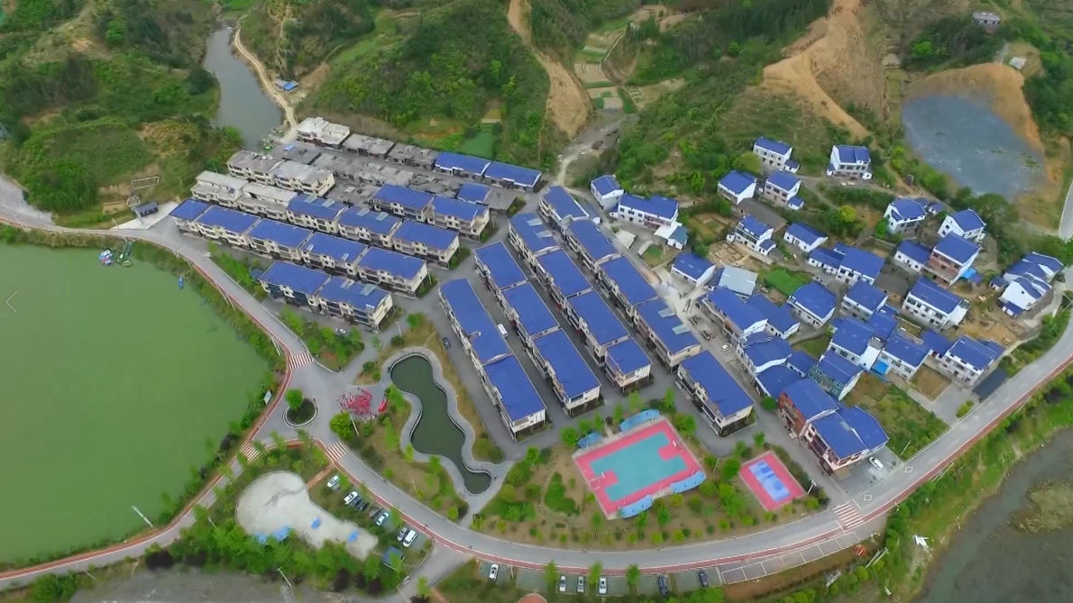 11月26日,通山县通羊镇新塘下村1组,村支书王智平和村民代表一起有说