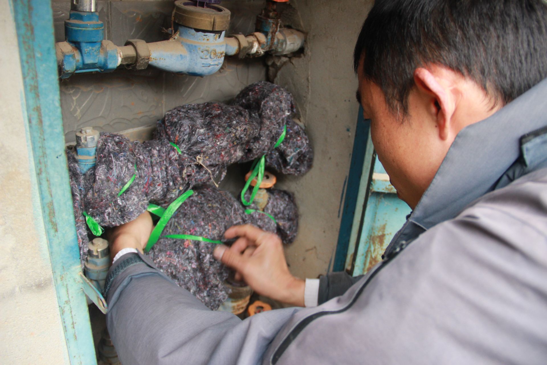 对小区部分用户详细讲解了冬季水表,水管的防冻保暖方法,提醒广大用户