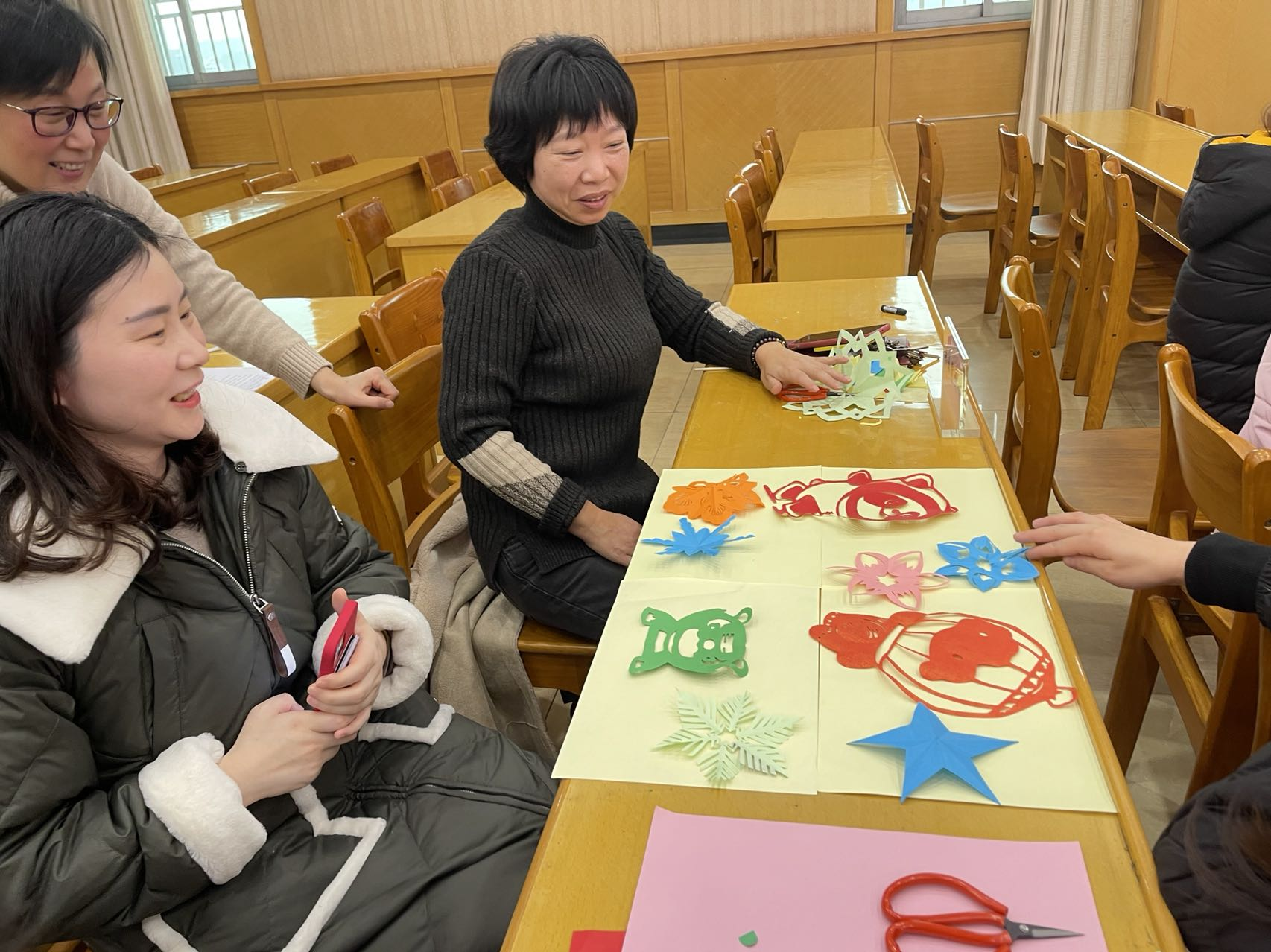 新春走基層學剪紙迎冬奧市三八紅旗手工作室為奧運助力