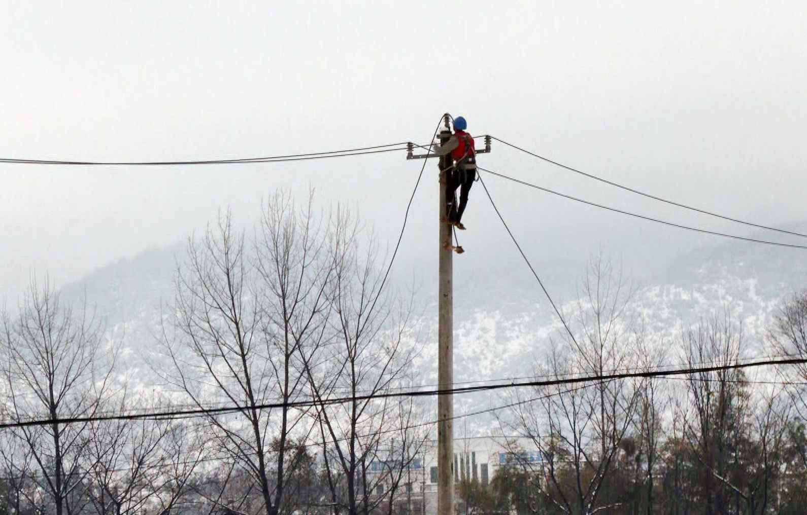 崇阳大雪导致26000余户电力中断电力工人全力抢修