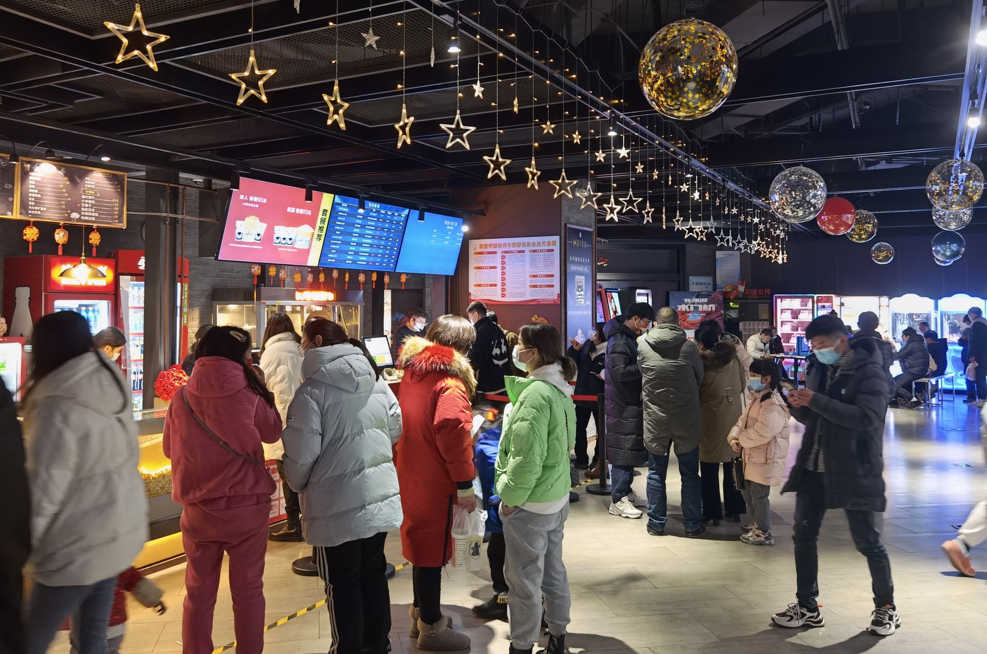 某影城店长阮涛:预计今年的观影人次会突破往年春节的历史纪录,我们