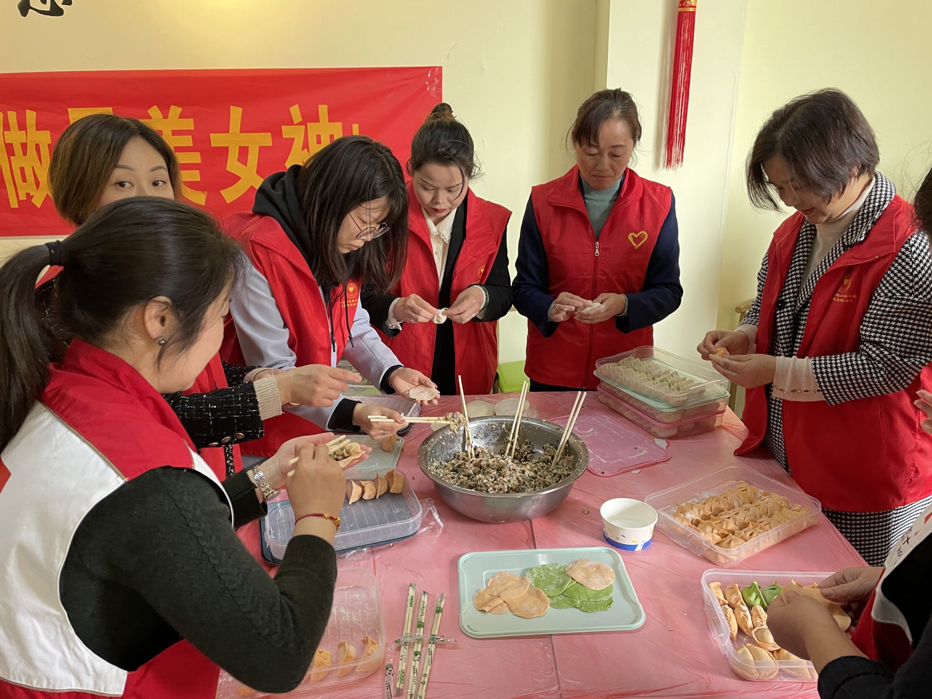 社区在'入万户 进万家'活动中,征集了群众意见,准备以'包饺子,送温暖'