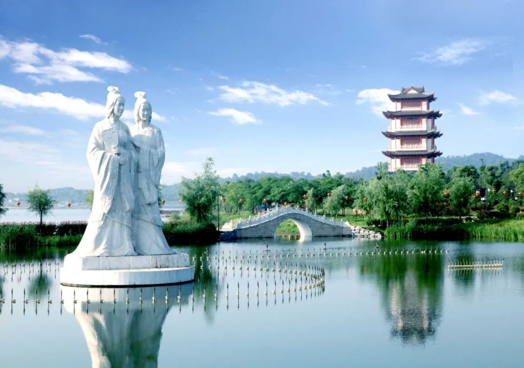 二乔公园位于嘉鱼县鱼岳镇沿湖大道南侧,南向三湖连江,以三国文化
