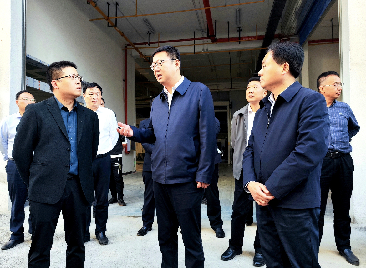 杨军在咸安区调研工业经济运行工作时要求:坚定目标不动摇 奋力冲刺四
