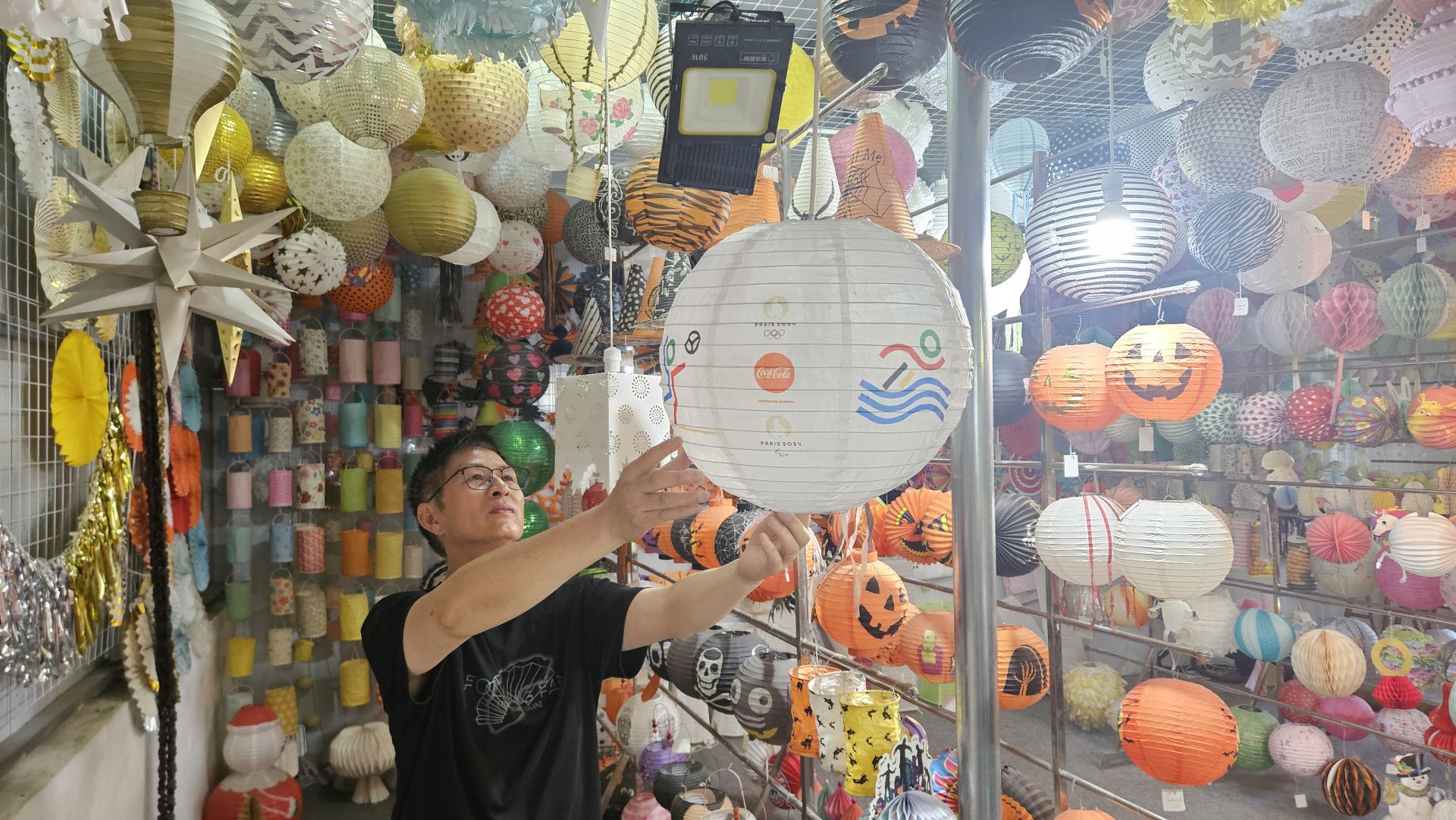 "崇阳造"手工灯笼点亮巴黎夜空 为奥运添彩