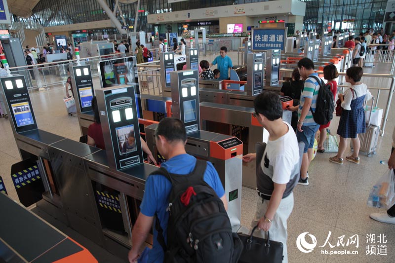 武汉站开启刷脸进站模式最快5秒进站