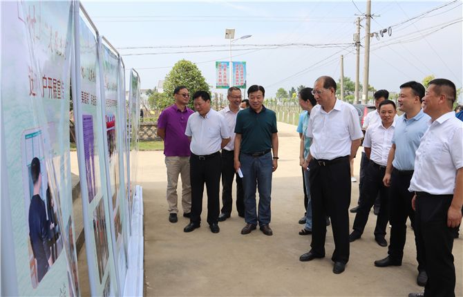 市委常委,市委秘书长郑章均,市委常委李少云,副市长徐新程出席会议.