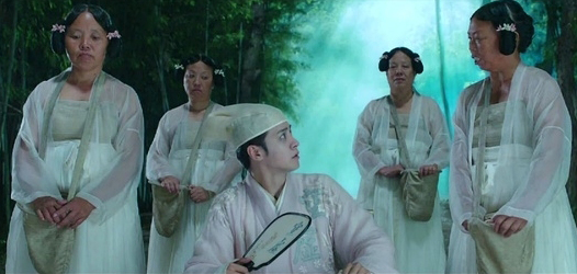 《西游降魔篇》空虚公子身边的"四大美女"之一王丽(左二)云上潜江报道