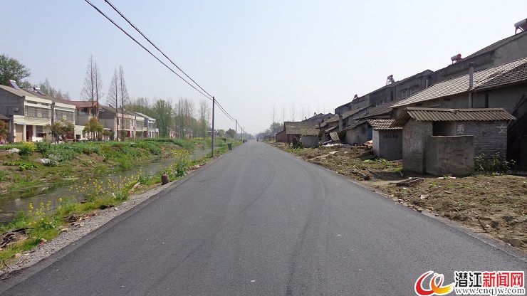 竹根滩镇打造朱黑公路沿线两侧视野清爽线