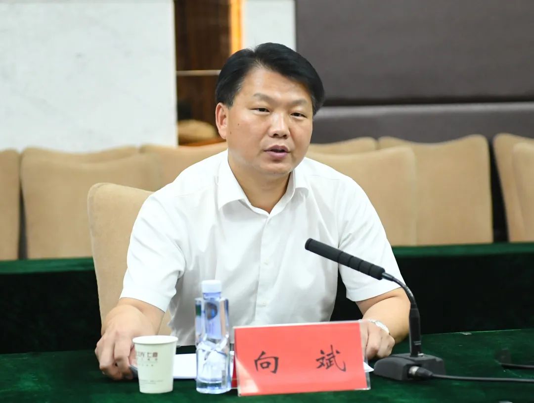 座谈会上,向斌代表市委,市政府对赵虎一行来潜考察表示热烈欢迎,并