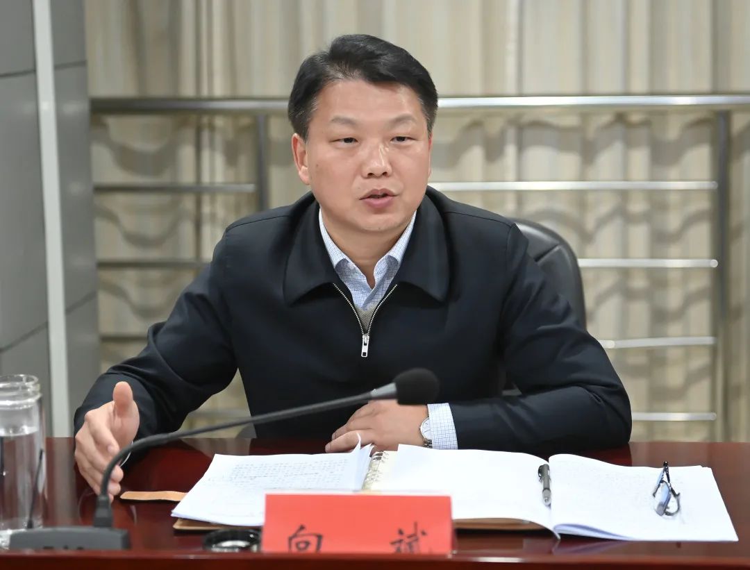 全力打造潜江一流营商环境向斌调研市政务服务和大数据管理局