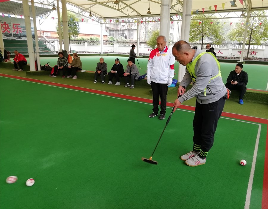 门球运动被称为"平民的高尔夫",既可增强老年人腰背,四肢肌肉力量