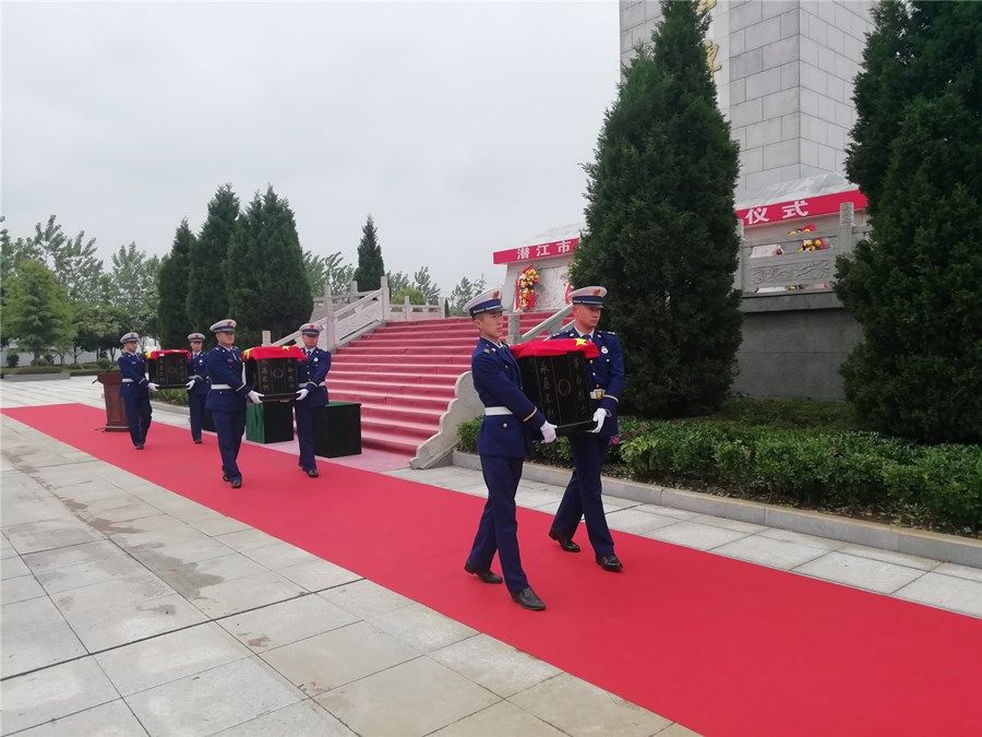 4月29日上午,潜江市散葬烈士迁葬仪式在潜江烈士陵园举行,将3名散葬