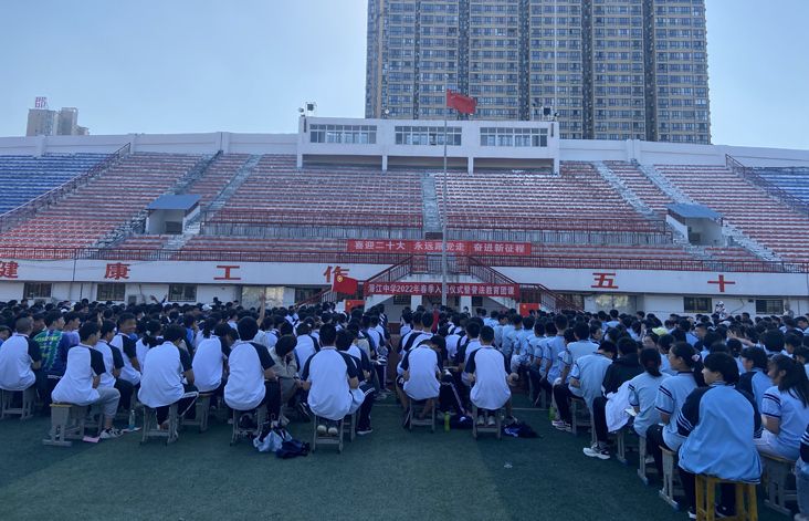 遵纪守法,诚实信用,走好青春之路……"5月6日,在潜江中学春季入团仪式