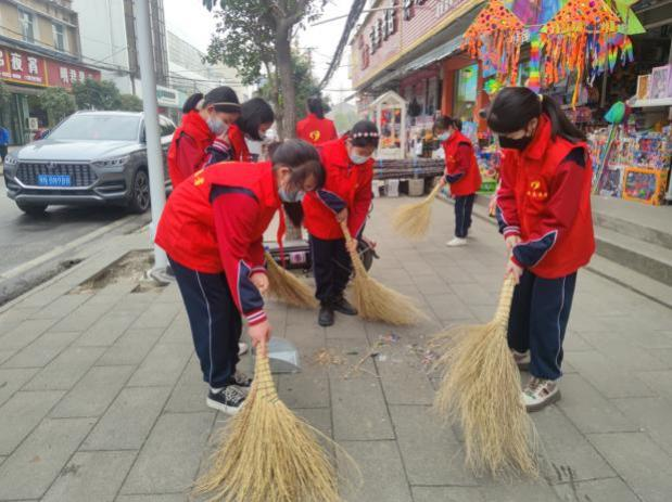 浩口镇第三小学组织开展“学习雷锋 美化家园”志愿服务活动
