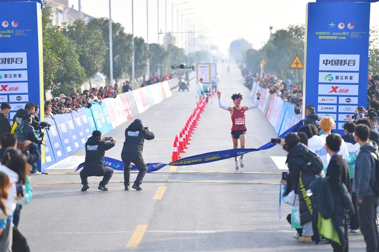 男子半程马拉松冠军王佳浩 ：“期待不一样的惊喜”