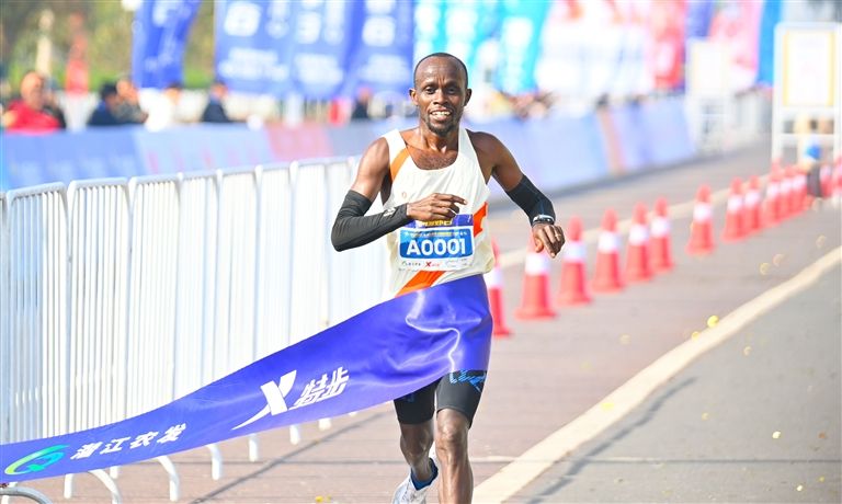 肯尼亚选手KYEVA COSMAS MUTUKU获男子全程马拉松冠军