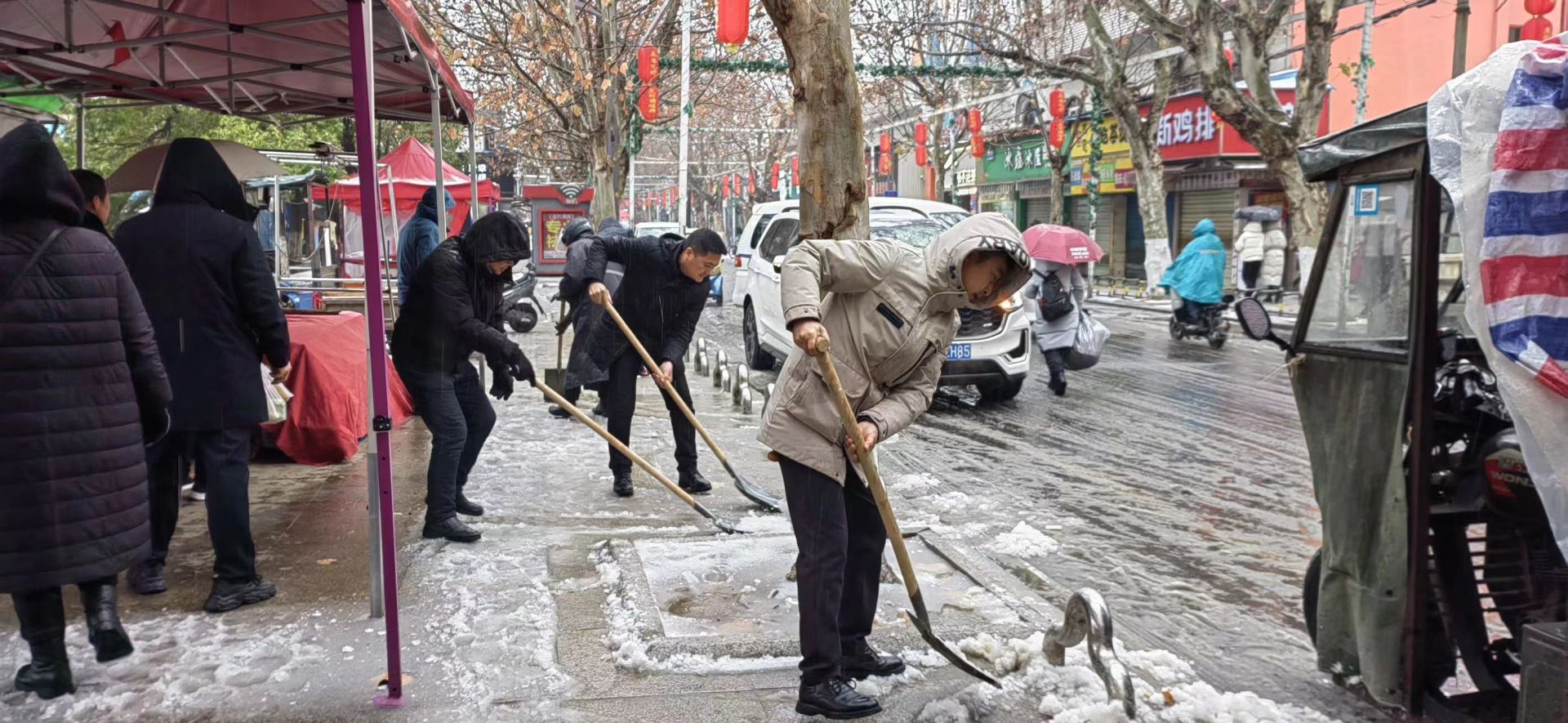 园林街道开展扫雪除冰志愿服务活动