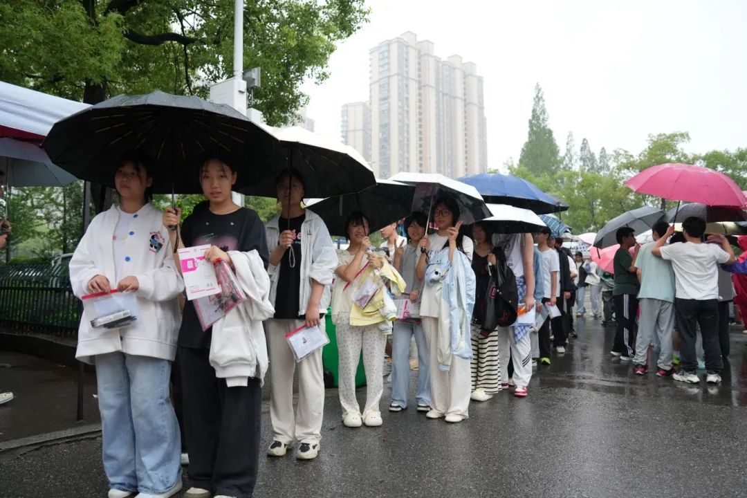 雨中护考满是爱——我市16461名考生提笔追梦