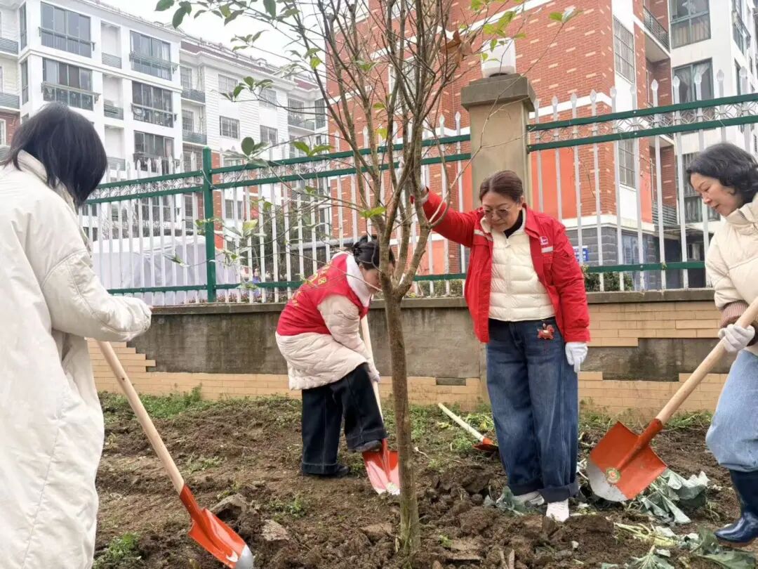 巾帼绽芳华 实干暖民心