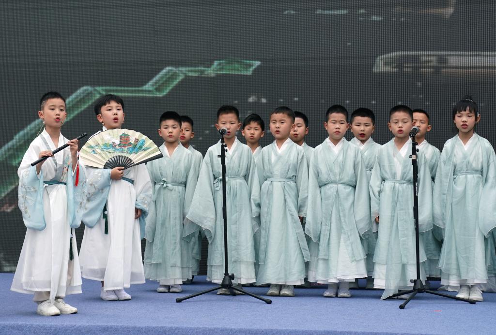 阅读融入生活日常 中国加快培育书香社会