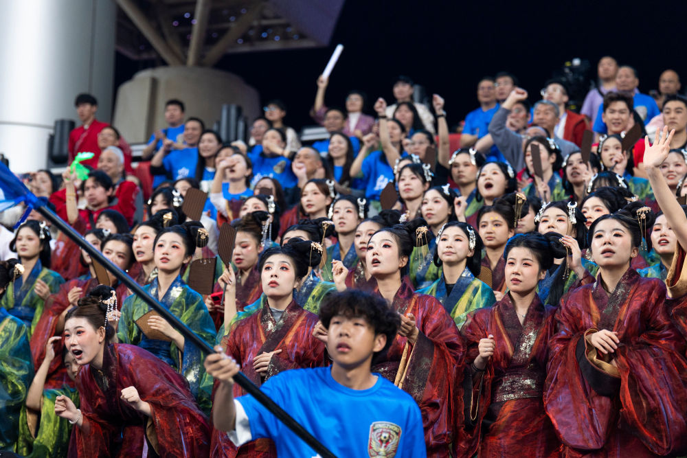 记者手记：“楚超”来了，文化味与烟火气漫过绿茵场