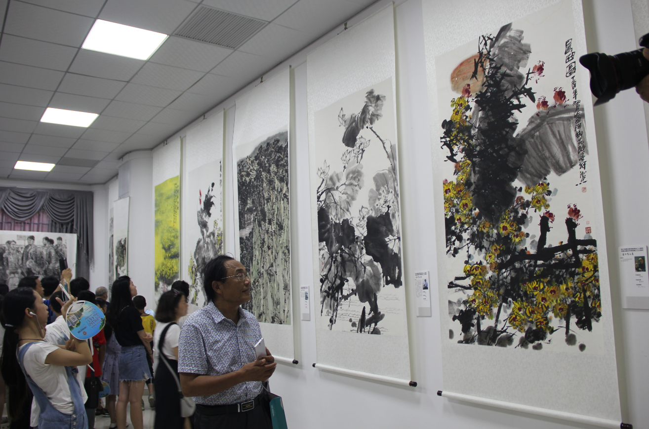 去看画展经二十年风雨历程绘二十年壮美画卷天门美术作品展