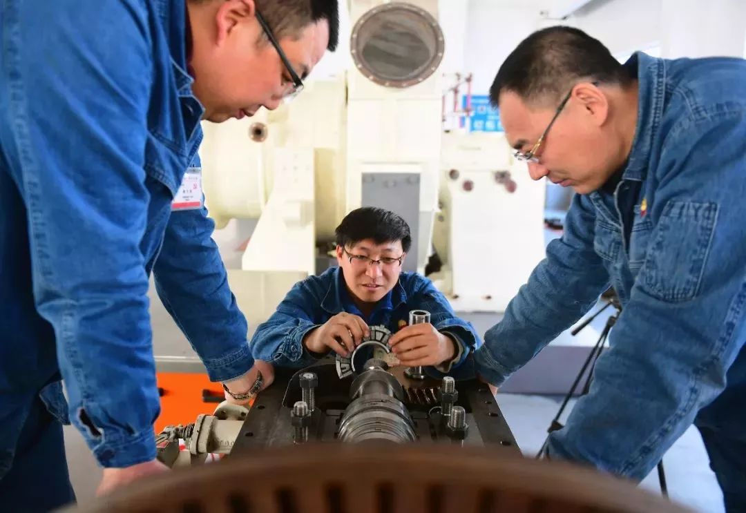 他们师出同门,均来自检维修车间钳工班组,高彦峰,李永翔二人是全国