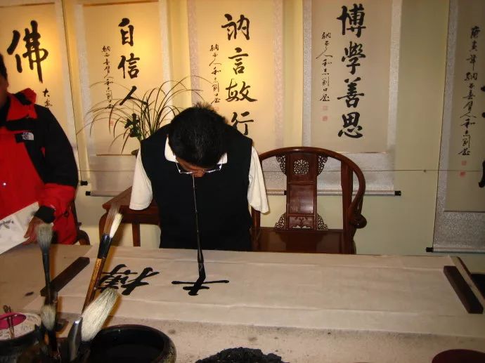 云南丽江的和志刚11岁时被高压电击失去双臂,多年来他以口代手,练习