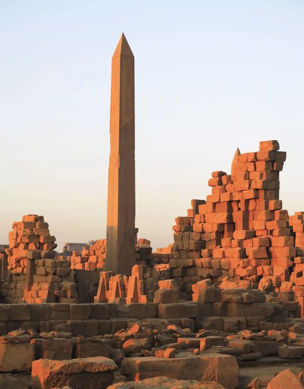 逐渐缩窄形状狭长,塔身四方它呈现灰色或红色的外观古埃及的方尖碑由