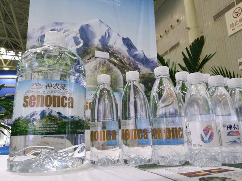 记者了解到,近几天在健博会上,近万瓶共计6吨神农架矿泉水被喝光.