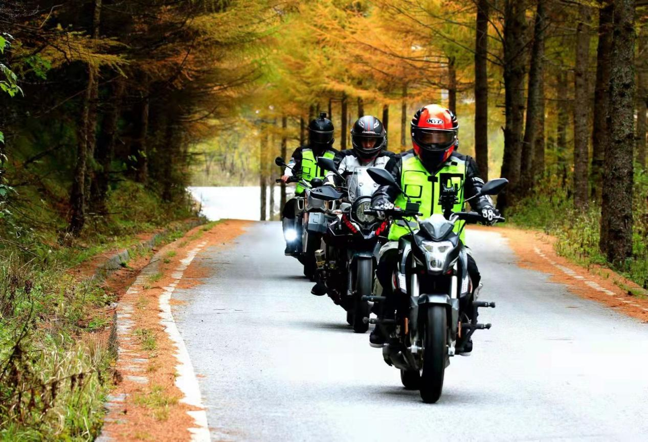 在神农架摩托车自驾游一路骑行一路风景