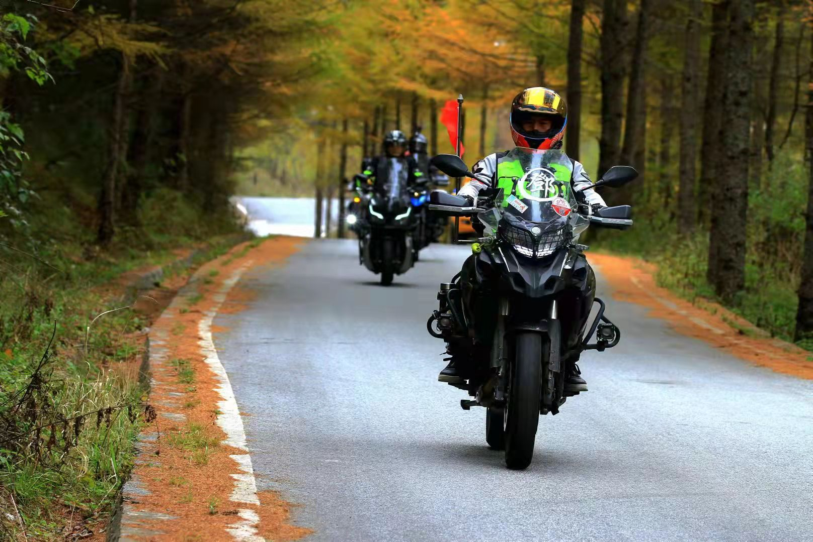 在神农架摩托车自驾游一路骑行一路风景