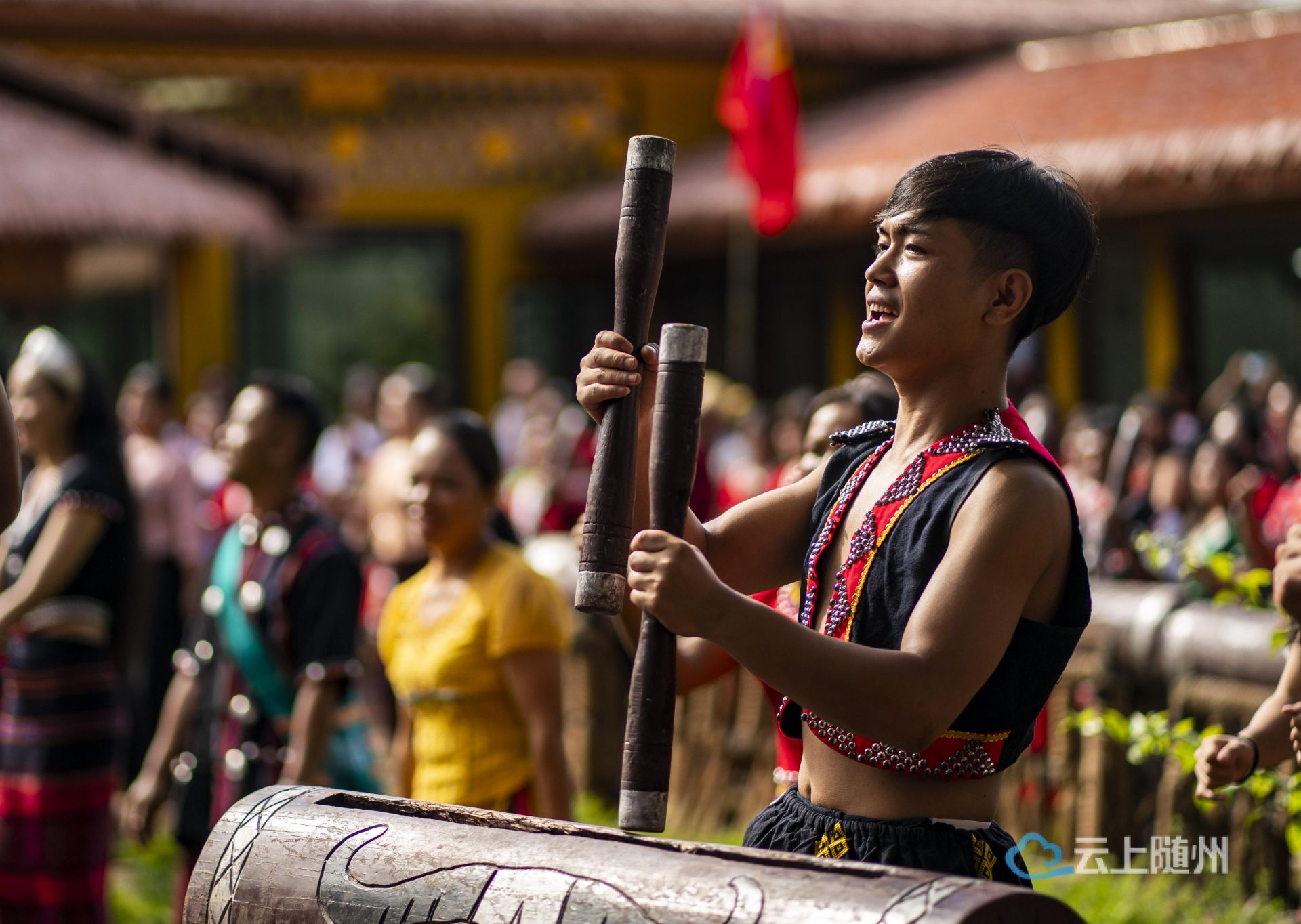 云南省沧源县班洪乡班洪村的佤族群众唱响《阿佤人民唱新歌》(2021年8月20日摄)。