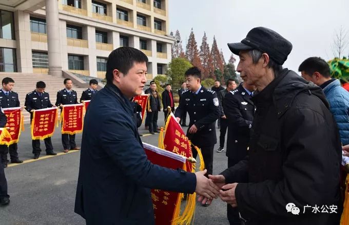 喜讯快看广水近百名群众和企业代表敲锣打鼓自发给公安机关赠送锦旗
