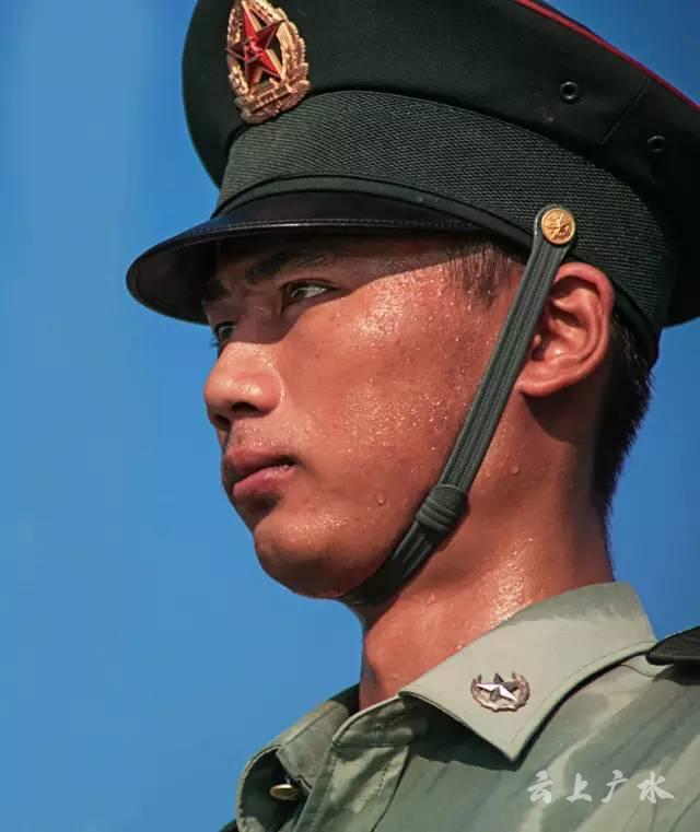 帅这组没有ps的军人汗颜照才是夏天最该刷屏的脸