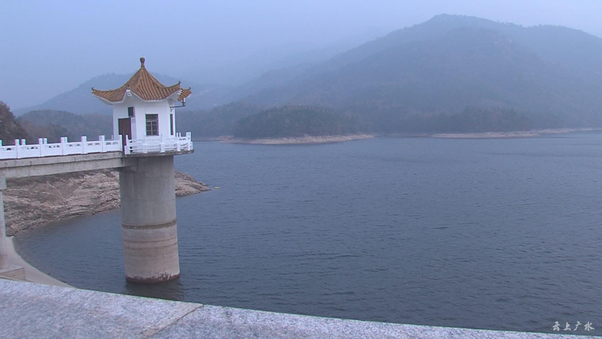 在副市长左扬的陪同下,视察组一行先后深入许家冲水库,黑洞湾水库