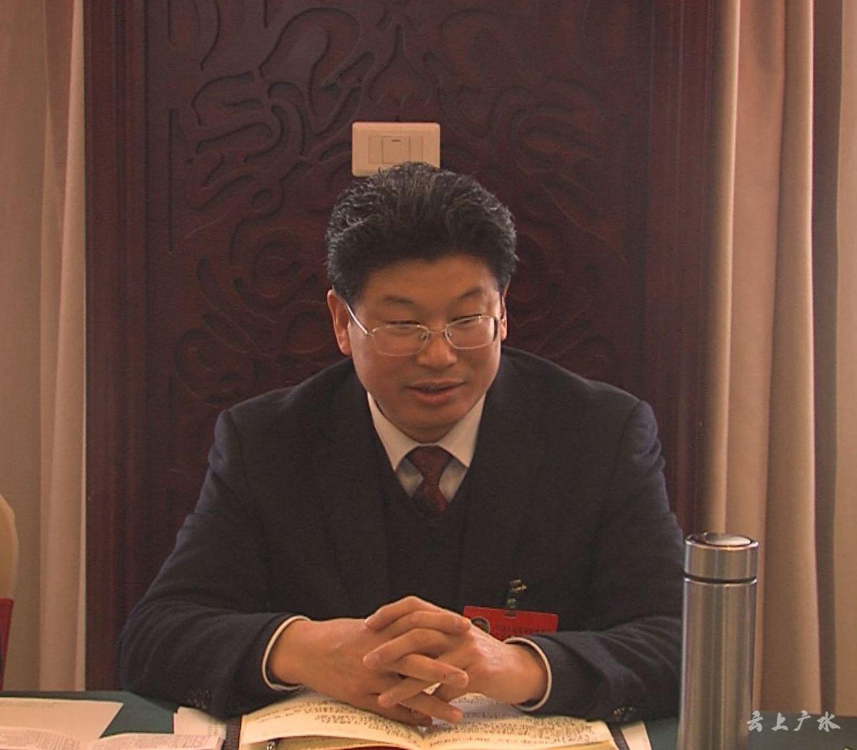 田涛认真听取委员发言,仔细记录,并不时询问相关情况.